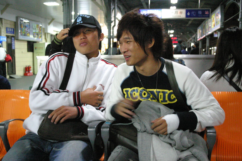 台灣鐵路旅遊攝影台中火車站月台交談旅客邀請20061216攝影照片27