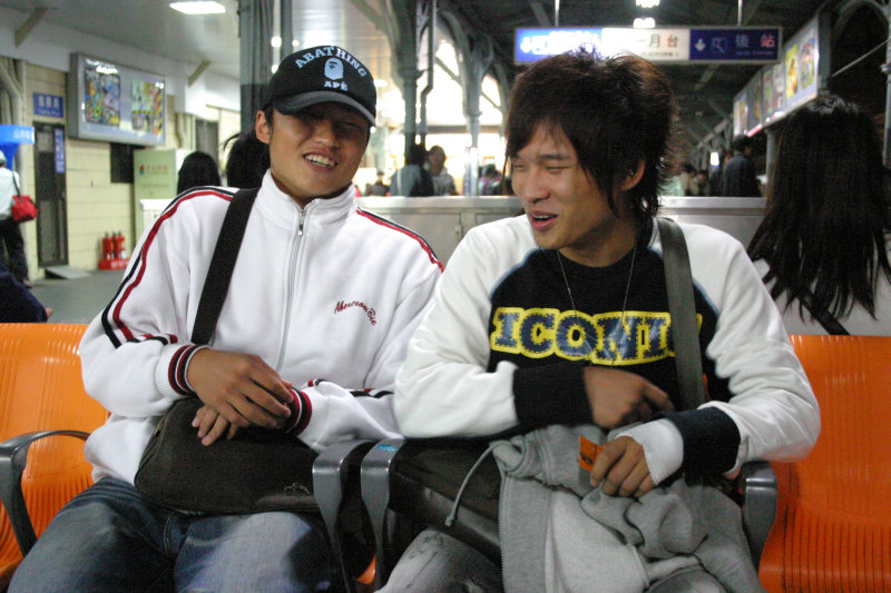 台灣鐵路旅遊攝影台中火車站月台交談旅客邀請20061216攝影照片28