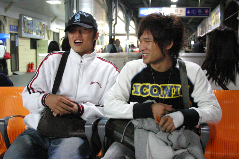 台灣鐵路旅遊攝影台中火車站月台交談旅客邀請20061216攝影照片29