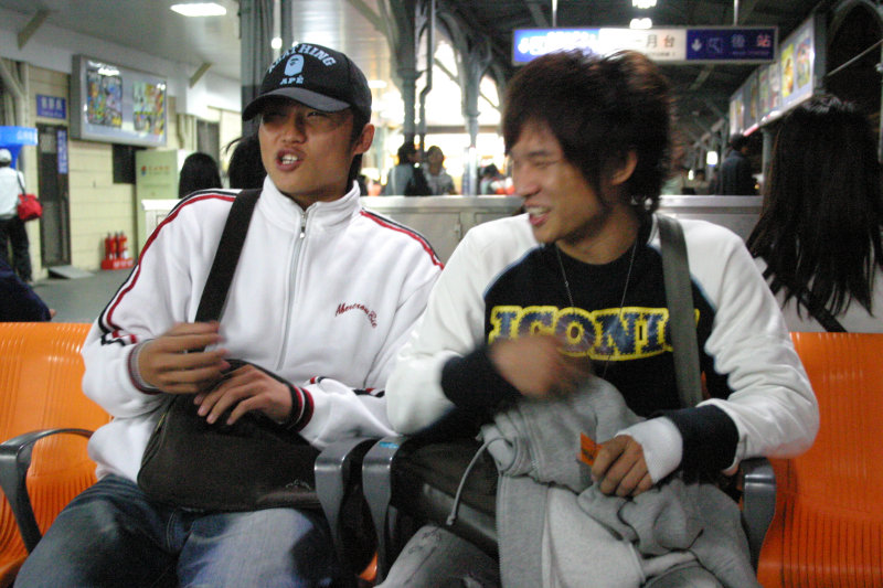 台灣鐵路旅遊攝影台中火車站月台交談旅客邀請20061216攝影照片30