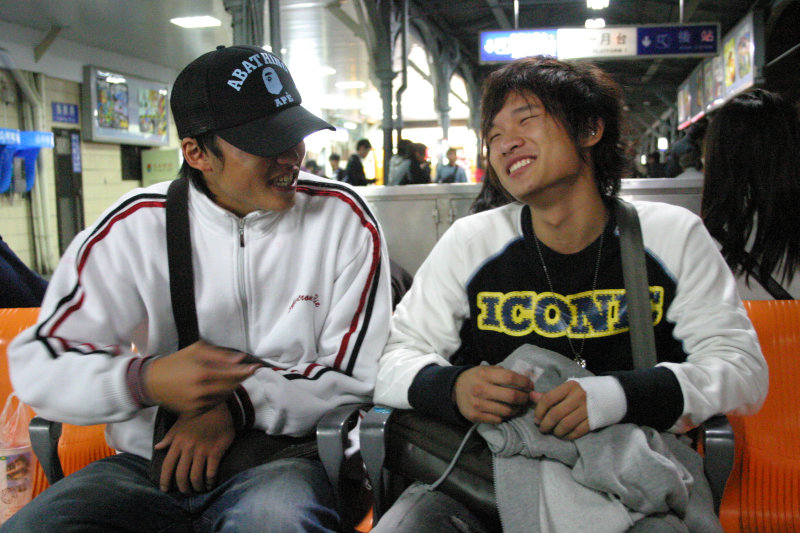 台灣鐵路旅遊攝影台中火車站月台交談旅客邀請20061216攝影照片31