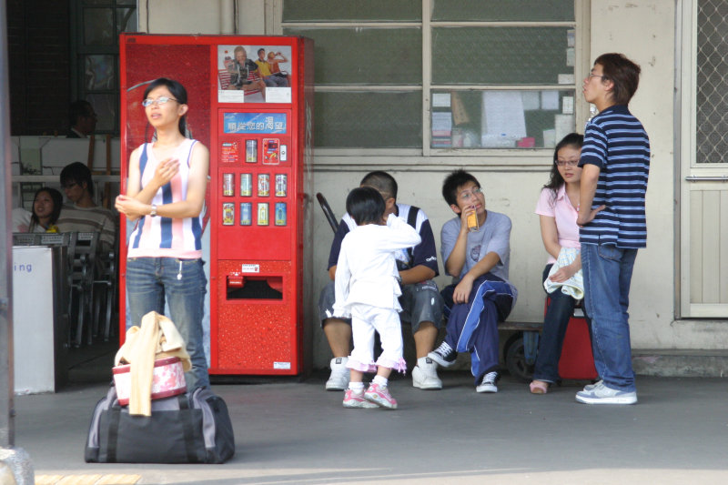 台灣鐵路旅遊攝影台中火車站月台交談的旅客2005攝影照片1