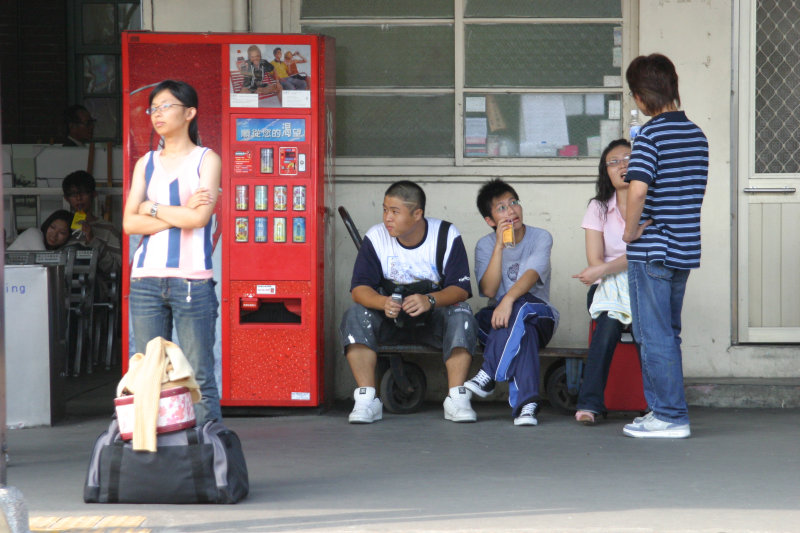台灣鐵路旅遊攝影台中火車站月台交談的旅客2005攝影照片2