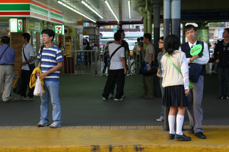 台灣鐵路旅遊攝影台中火車站月台交談的旅客2005攝影照片3