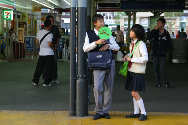 台灣鐵路旅遊攝影台中火車站月台交談的旅客2005攝影照片4