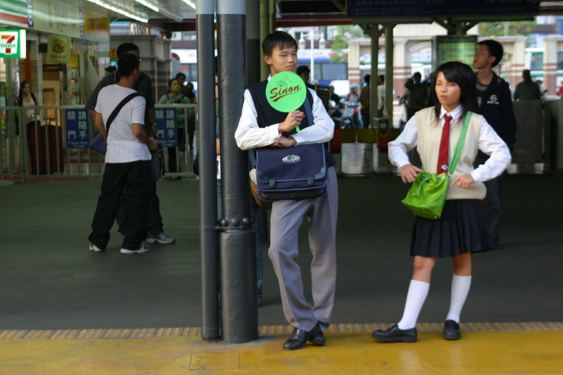 台灣鐵路旅遊攝影台中火車站月台交談的旅客2005攝影照片5