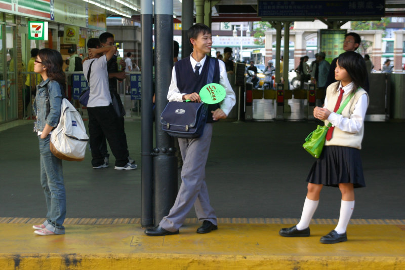 台灣鐵路旅遊攝影台中火車站月台交談的旅客2005攝影照片6