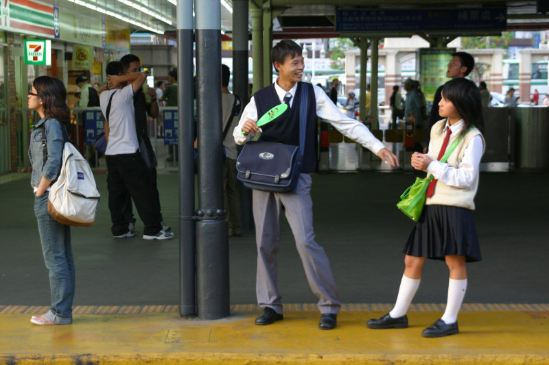 台灣鐵路旅遊攝影台中火車站月台交談的旅客2005攝影照片7