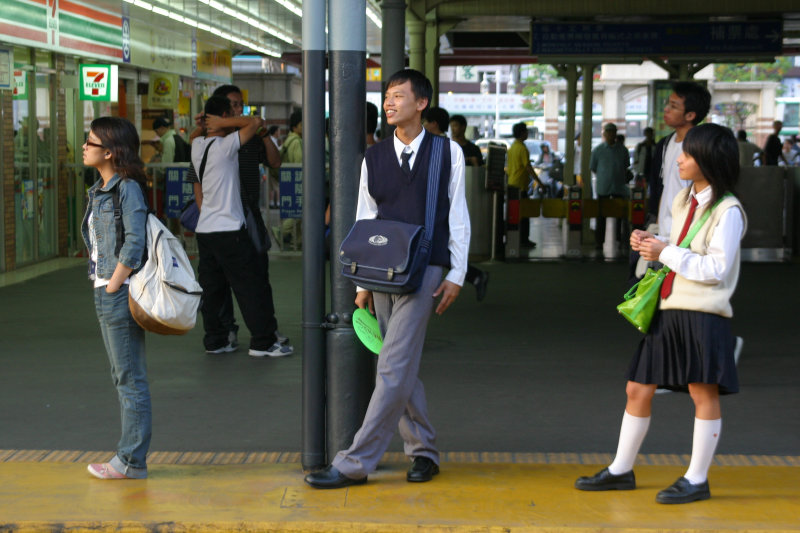 台灣鐵路旅遊攝影台中火車站月台交談的旅客2005攝影照片8