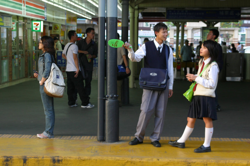台灣鐵路旅遊攝影台中火車站月台交談的旅客2005攝影照片9