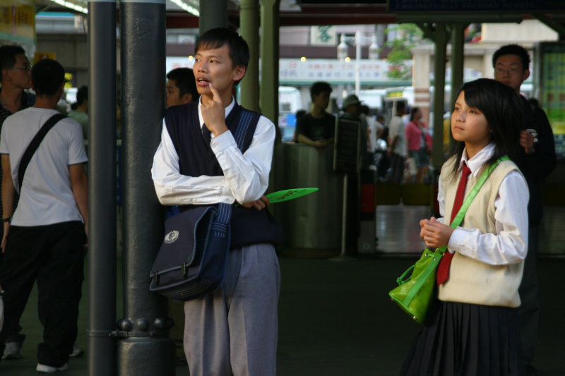 台灣鐵路旅遊攝影台中火車站月台交談的旅客2005攝影照片10