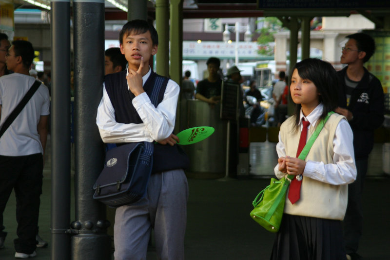 台灣鐵路旅遊攝影台中火車站月台交談的旅客2005攝影照片11