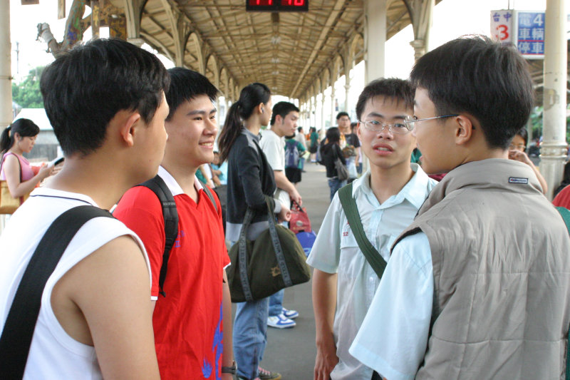 台灣鐵路旅遊攝影台中火車站月台交談的旅客2005攝影照片12