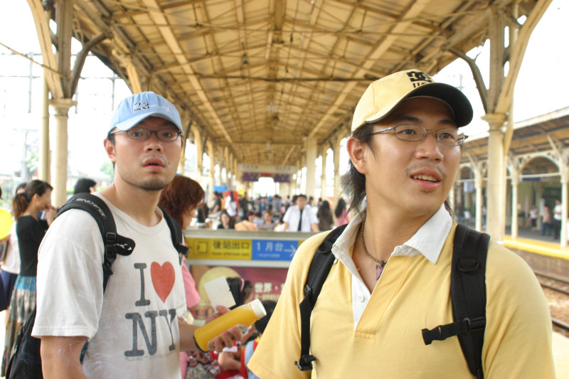 台灣鐵路旅遊攝影台中火車站月台交談的旅客2005攝影照片13