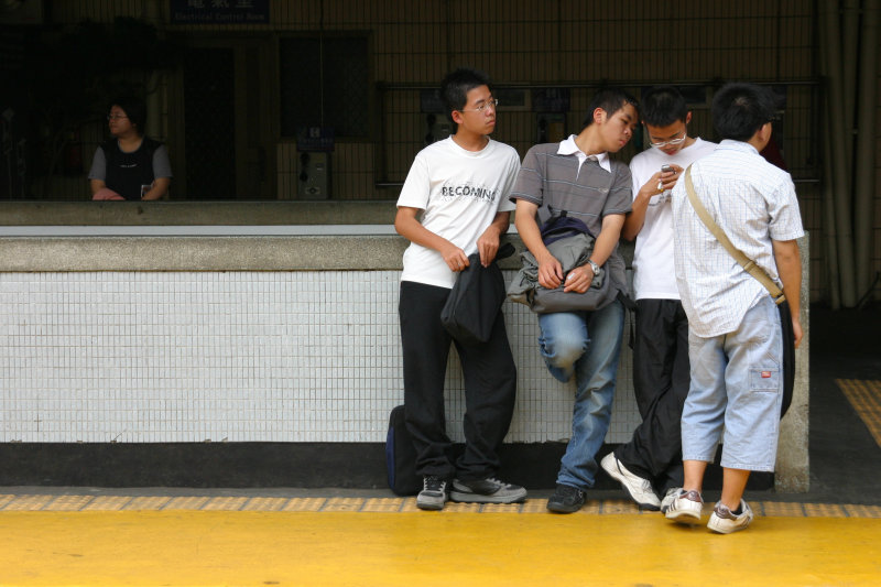 台灣鐵路旅遊攝影台中火車站月台交談的旅客2005攝影照片14