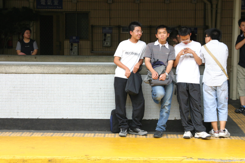 台灣鐵路旅遊攝影台中火車站月台交談的旅客2005攝影照片15