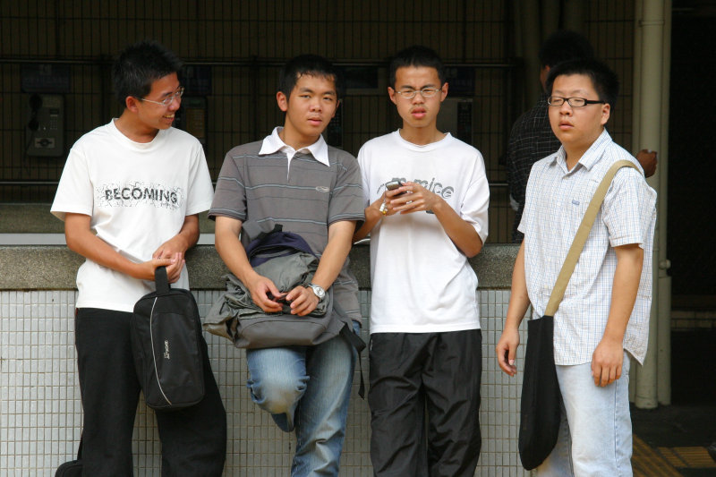 台灣鐵路旅遊攝影台中火車站月台交談的旅客2005攝影照片17