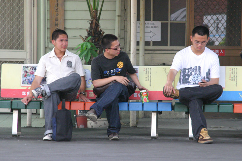 台灣鐵路旅遊攝影台中火車站月台交談的旅客2005攝影照片18