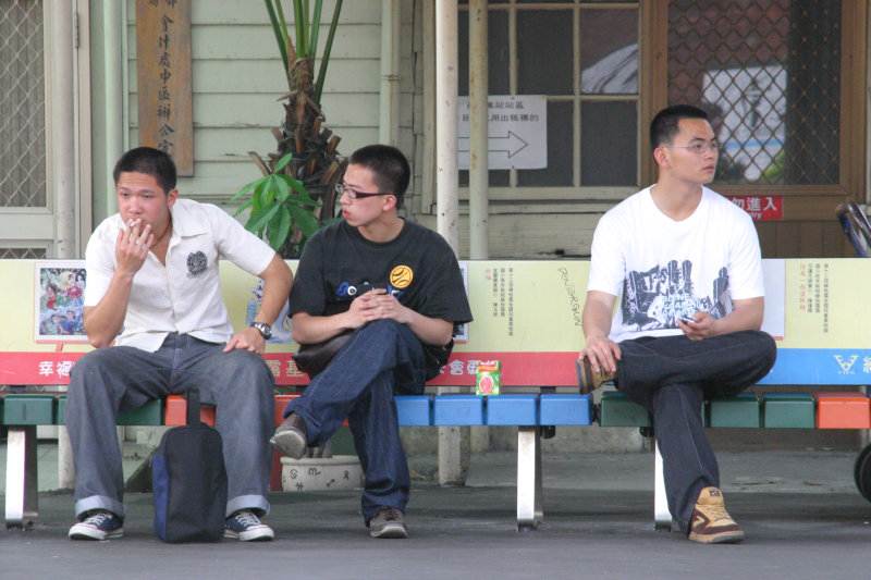 台灣鐵路旅遊攝影台中火車站月台交談的旅客2005攝影照片21