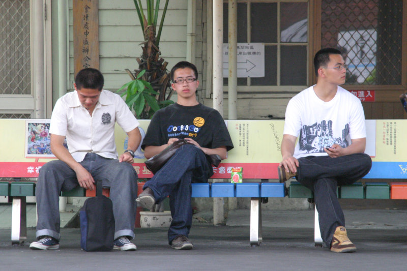 台灣鐵路旅遊攝影台中火車站月台交談的旅客2005攝影照片22
