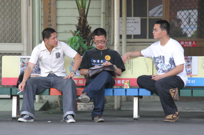 台灣鐵路旅遊攝影台中火車站月台交談的旅客2005攝影照片24