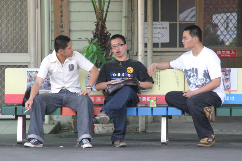 台灣鐵路旅遊攝影台中火車站月台交談的旅客2005攝影照片26