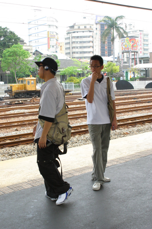 台灣鐵路旅遊攝影台中火車站月台交談的旅客2005攝影照片29