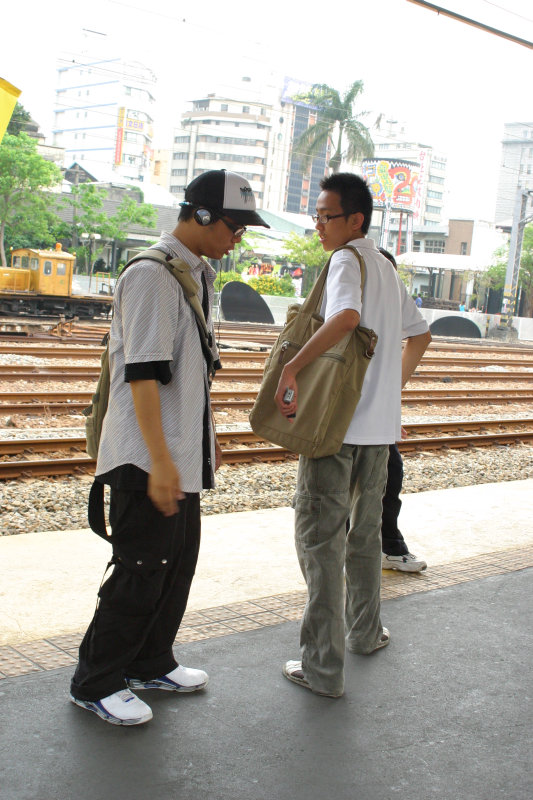 台灣鐵路旅遊攝影台中火車站月台交談的旅客2005攝影照片30