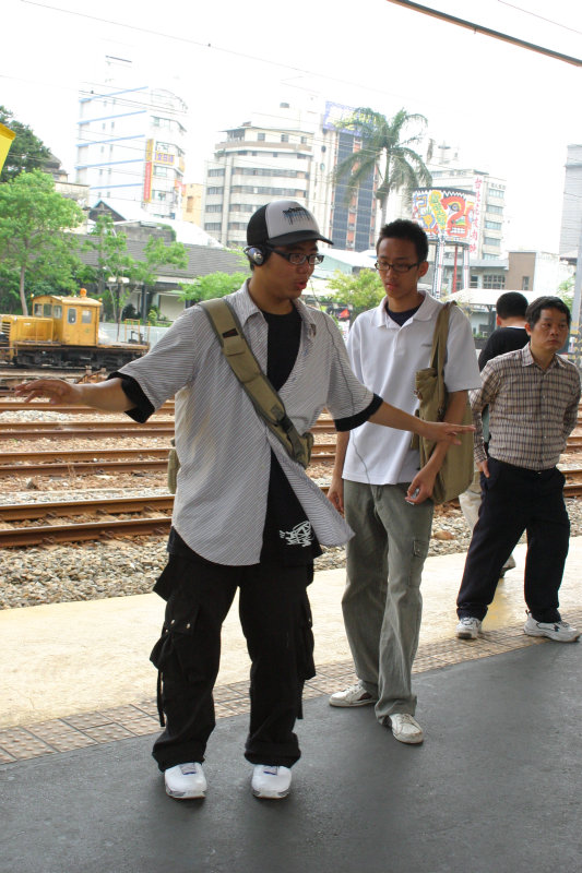 台灣鐵路旅遊攝影台中火車站月台交談的旅客2005攝影照片31