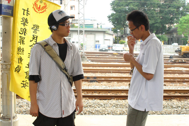 台灣鐵路旅遊攝影台中火車站月台交談的旅客2005攝影照片32