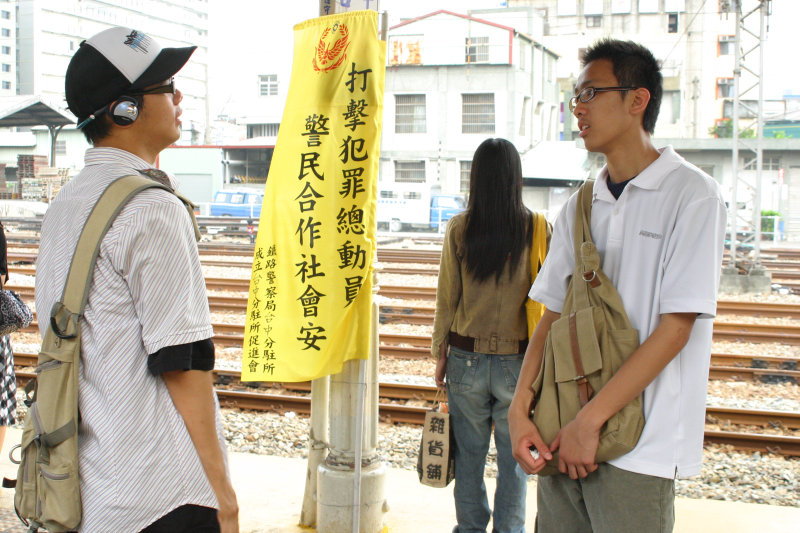 台灣鐵路旅遊攝影台中火車站月台交談的旅客2005攝影照片34