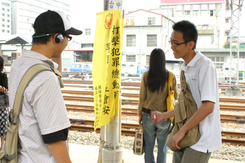 台灣鐵路旅遊攝影台中火車站月台交談的旅客2005攝影照片35
