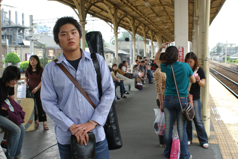 台灣鐵路旅遊攝影台中火車站月台交談的旅客2005攝影照片36