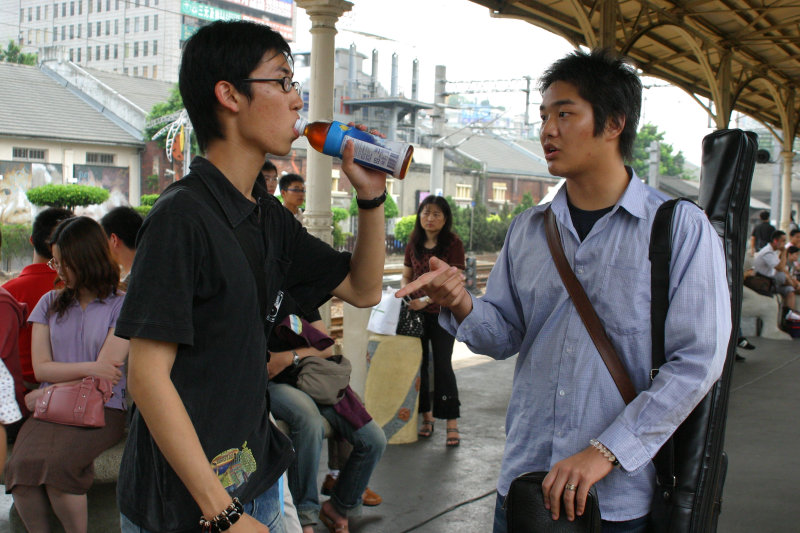 台灣鐵路旅遊攝影台中火車站月台交談的旅客2005攝影照片38