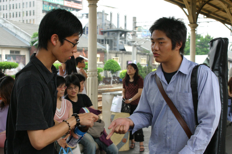台灣鐵路旅遊攝影台中火車站月台交談的旅客2005攝影照片41