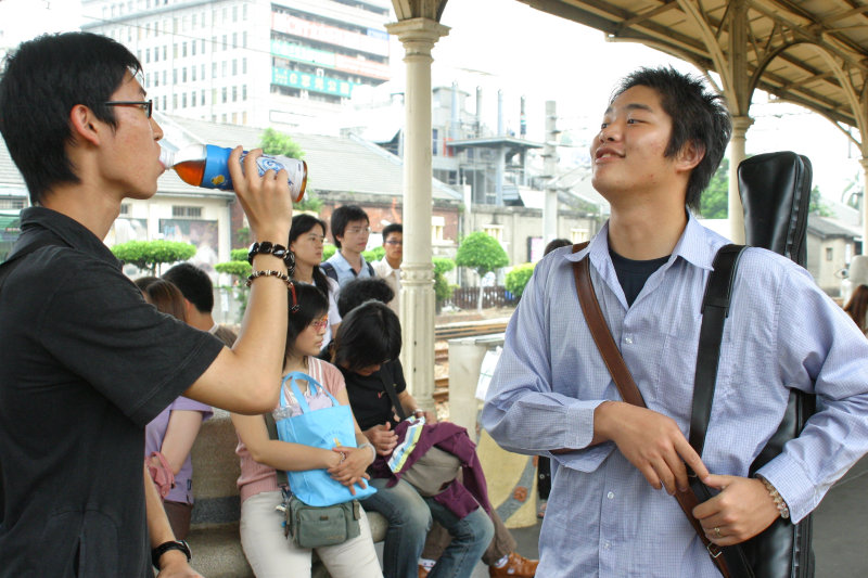 台灣鐵路旅遊攝影台中火車站月台交談的旅客2005攝影照片44
