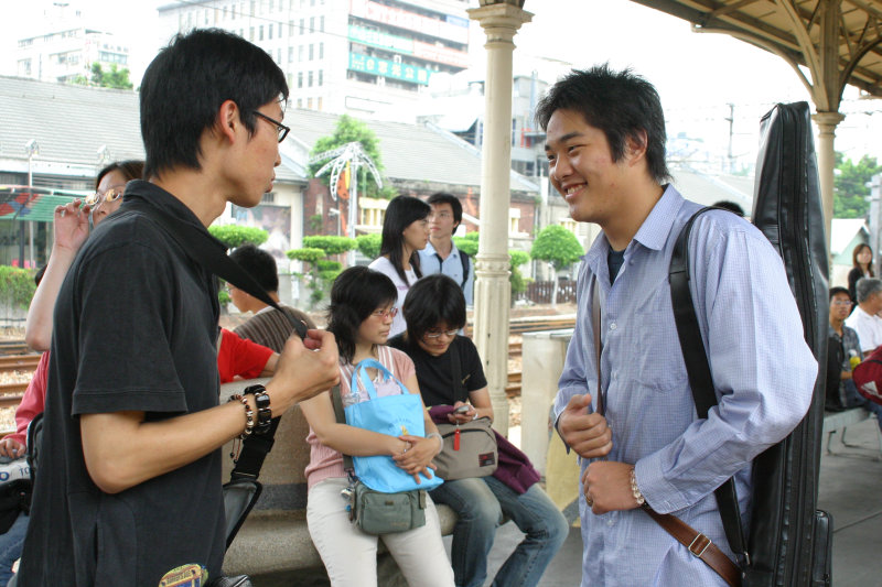 台灣鐵路旅遊攝影台中火車站月台交談的旅客2005攝影照片48