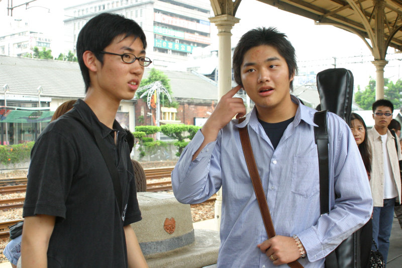 台灣鐵路旅遊攝影台中火車站月台交談的旅客2005攝影照片49