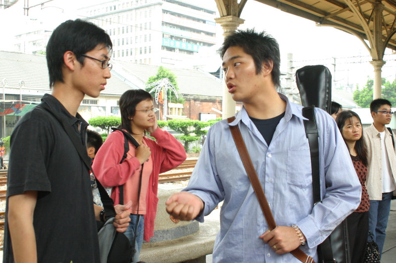 台灣鐵路旅遊攝影台中火車站月台交談的旅客2005攝影照片50
