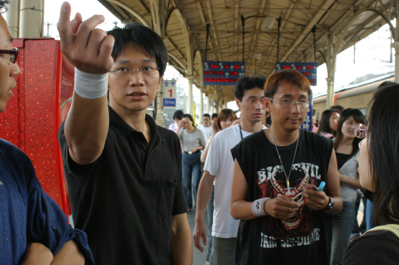 台灣鐵路旅遊攝影台中火車站月台交談的旅客2005攝影照片51