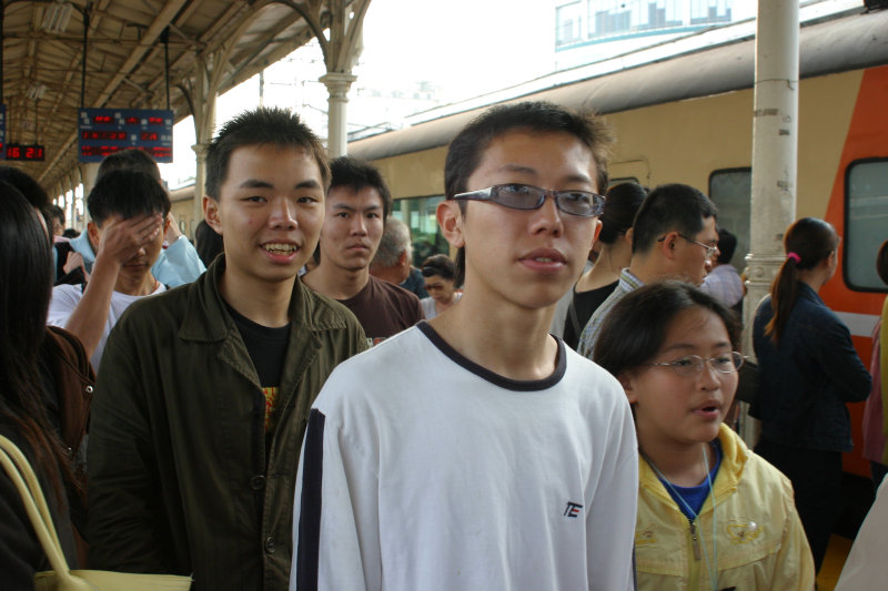 台灣鐵路旅遊攝影台中火車站月台交談的旅客2005攝影照片52