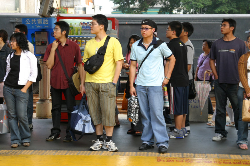 台灣鐵路旅遊攝影台中火車站月台交談的旅客2005攝影照片53
