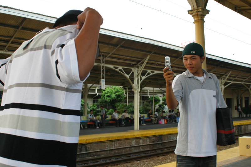 台灣鐵路旅遊攝影台中火車站月台交談的旅客2005攝影照片54