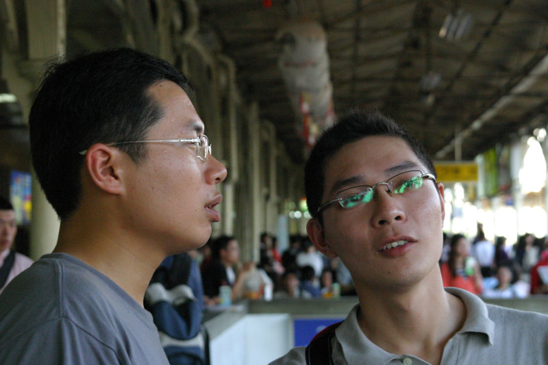 台灣鐵路旅遊攝影台中火車站月台交談的旅客2005攝影照片60