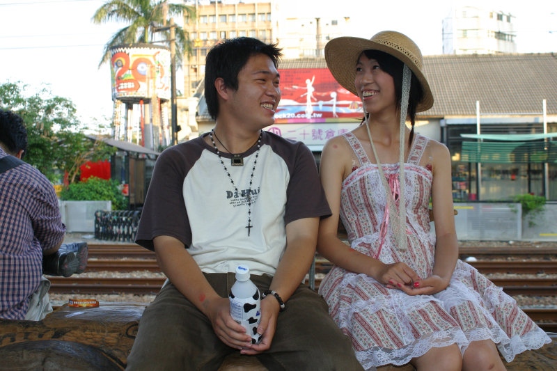台灣鐵路旅遊攝影台中火車站月台交談的旅客2005攝影照片63