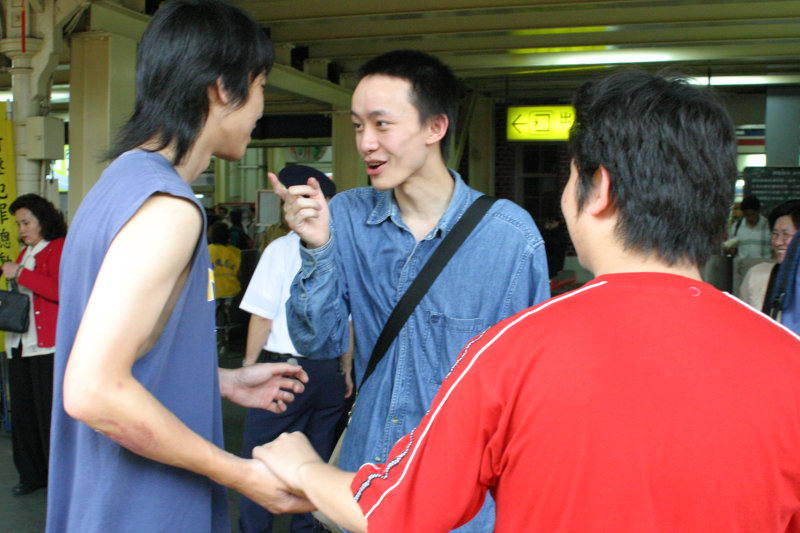 台灣鐵路旅遊攝影台中火車站月台交談的旅客2005攝影照片67