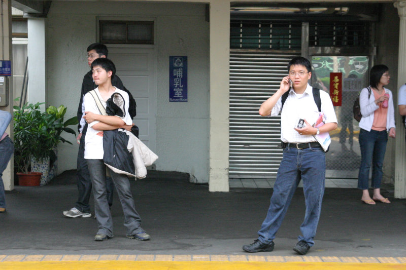 台灣鐵路旅遊攝影台中火車站月台交談的旅客2005攝影照片69