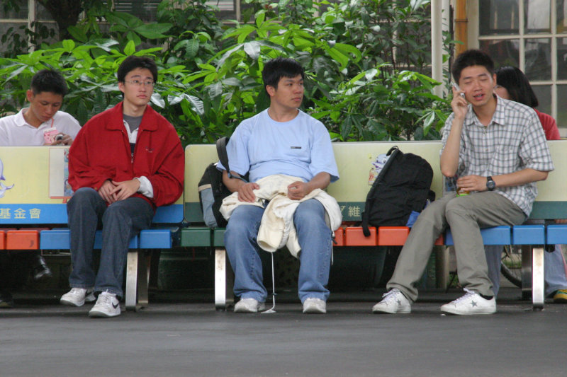 台灣鐵路旅遊攝影台中火車站月台交談的旅客2005攝影照片71