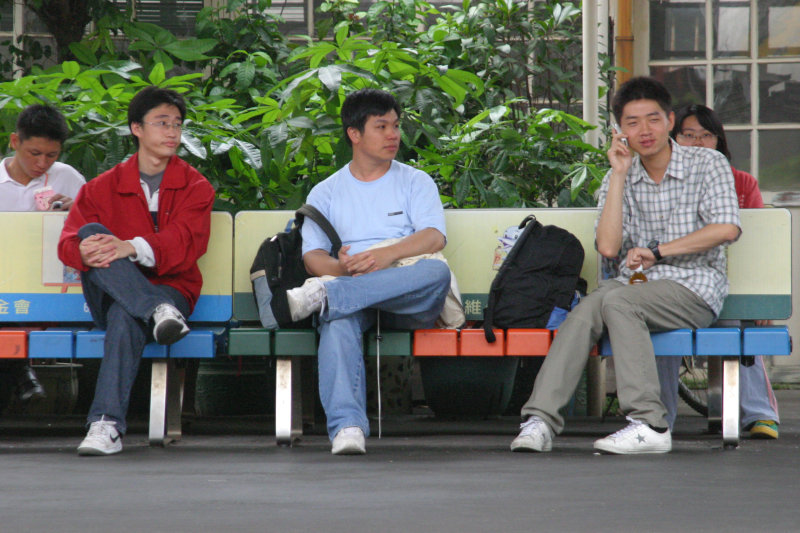 台灣鐵路旅遊攝影台中火車站月台交談的旅客2005攝影照片72