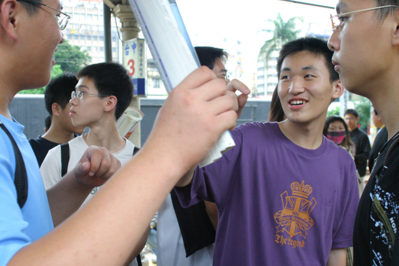 台灣鐵路旅遊攝影台中火車站月台交談的旅客2005攝影照片75